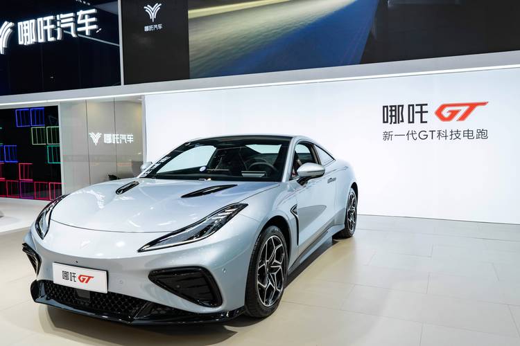 广州184哪吒汽车在智能汽车领域的表现，领途汽车在新能源汽车市场中的影响力